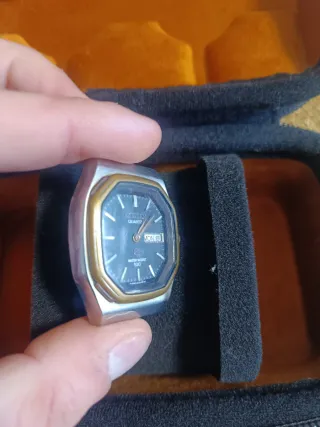 Reloj Citizen Quartz Octogonal Dorado