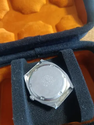 Reloj Citizen Quartz Octogonal Dorado