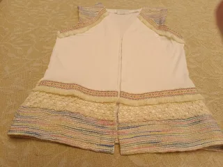 Chaleco crudo con bordados y flecos