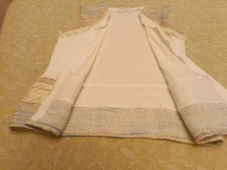 Chaleco crudo con bordados y flecos