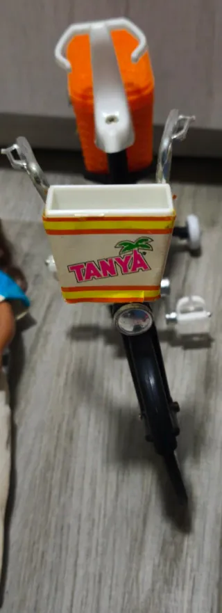 Muñeca Tanya con bicicleta
