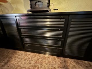 Cómoda de madera negra con cajones