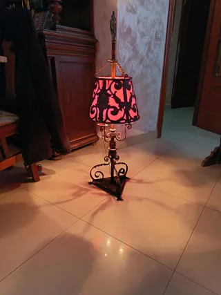Lámpara de mesa antigua forja y tela