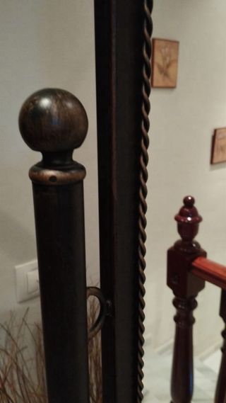 Espejo de pie forja marron con el filo dorado