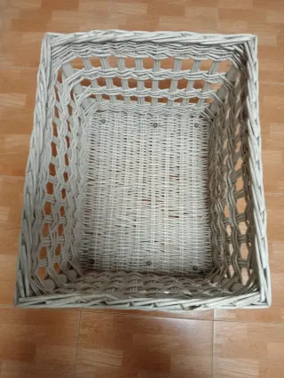 Cajón de mimbre con ruedas
