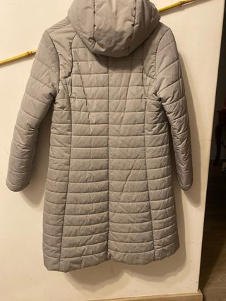 Abrigo gris acolchado con capucha.