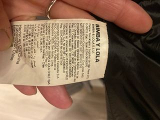 Abrigo gris acolchado con capucha.