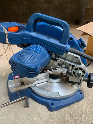 Sierra de corte ingletadora azul