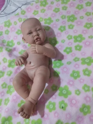 Bebé de juguete realista