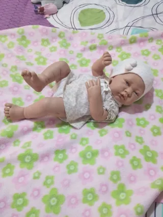 Bebé de juguete realista