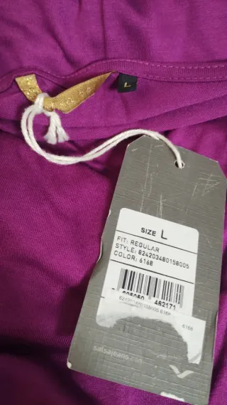 Vestido de punto morado con cinturón dorado