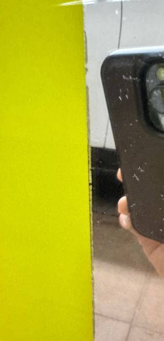 Lavabo y espejo de cristal verde con grifo