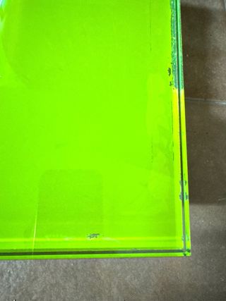 Lavabo y espejo de cristal verde con grifo