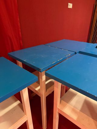 Mesas Altas Azul y Blanco. 8 Mesas, 16 Sillas