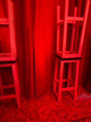 Mesas Altas Azul y Blanco. 8 Mesas, 16 Sillas