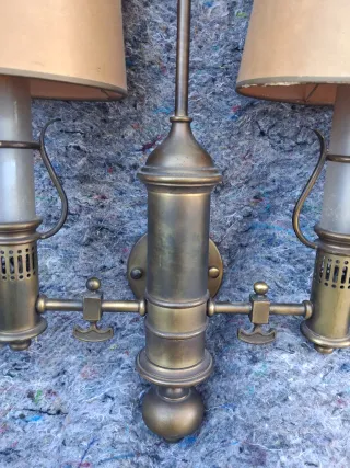 Lámpara de pared antigua de latón