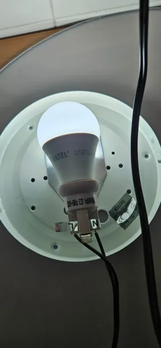 Luz de techo o pared blanca