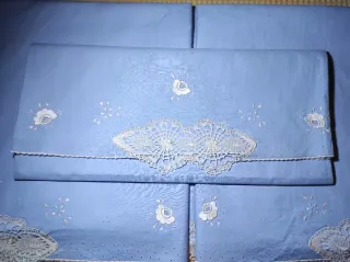 Sábana antigua bordada a mano azul