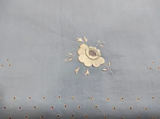 Sábana antigua bordada a mano azul