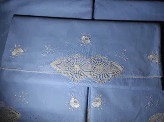 Sábana antigua bordada a mano azul