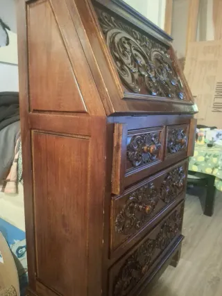Escritorio antiguo de madera tallada. Urge venta!!