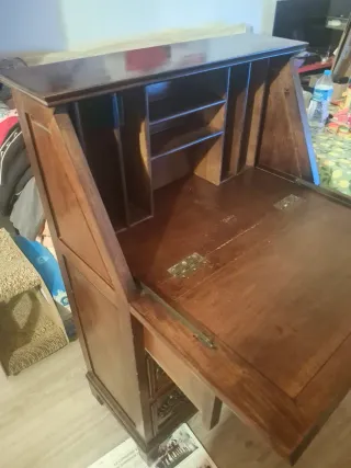 Escritorio antiguo de madera tallada. Urge venta!!