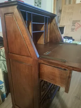 Escritorio antiguo de madera tallada. Urge venta!!