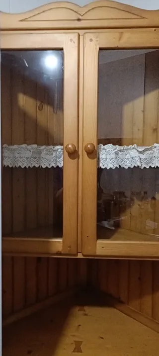 Mueble esquinero de madera con puertas de cristal