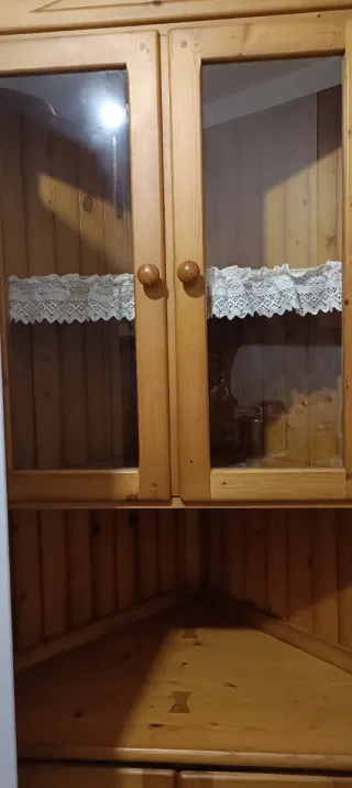 Mueble esquinero de madera con puertas de cristal