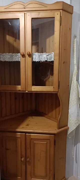 Mueble esquinero de madera con puertas de cristal