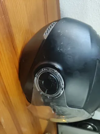 Casco negro con diseño floral