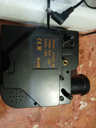 Mini proyector plata y negro