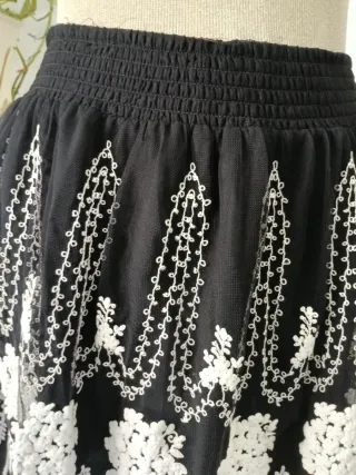 Falda Zara bordada L cintura elástica