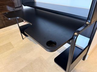 Escritorio negro con estantes