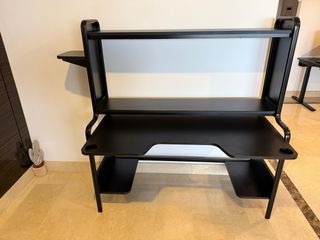 Escritorio negro con estantes