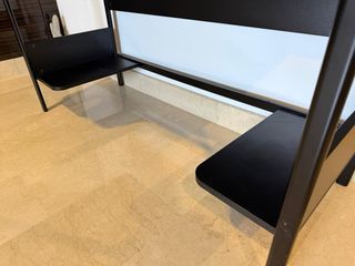 Escritorio negro con estantes