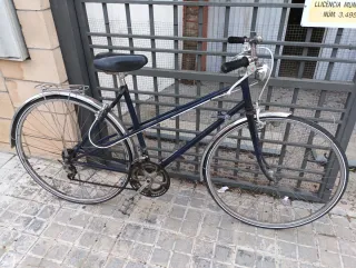 Bicicleta azul vintage de paseo