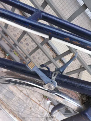 Bicicleta azul vintage de paseo