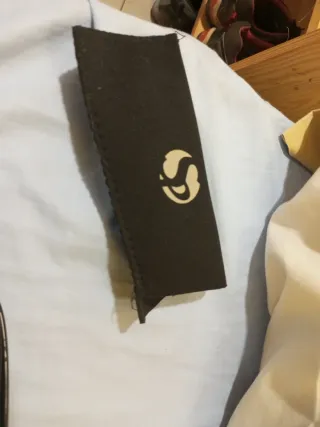 Gafas de sol negras con lentes naranjas