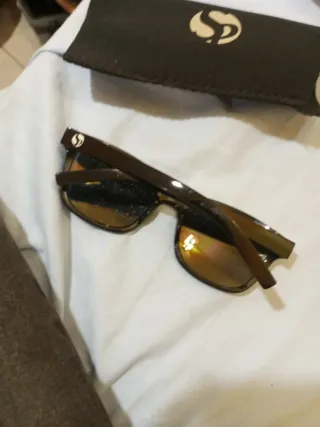 Gafas de sol negras con lentes naranjas