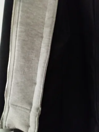 Abrigo largo negro Zara con capucha gris