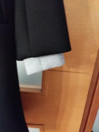 Abrigo largo negro Zara con capucha gris