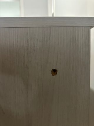 Escritorio moderno beige y blanco.