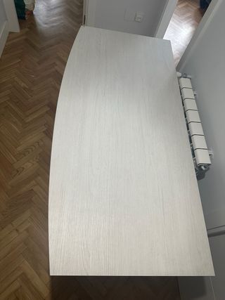 Escritorio moderno beige y blanco.