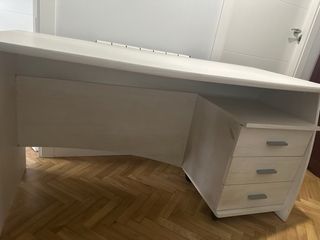 Escritorio moderno beige y blanco.