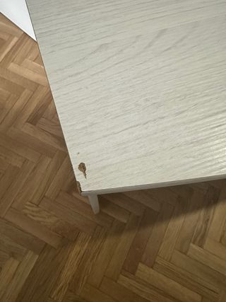 Escritorio moderno beige y blanco.