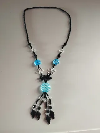 Collar de cuentas negro y azul