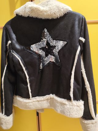 Chaqueta negra con estrella plateada