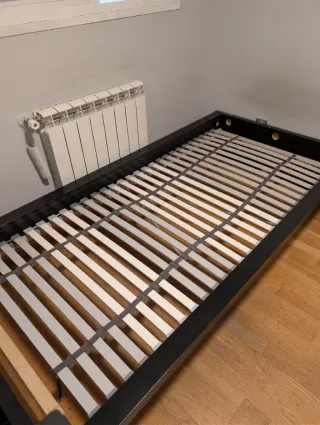 Estructura Malm 90x200 negra y somier lönset Ikea.