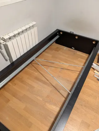 Estructura Malm 90x200 negra y somier lönset Ikea.